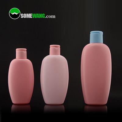 La bouteille plate 100ml 138ml 200ml de PE a adapté la bouteille aux besoins du client cosmétique