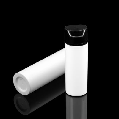 Cylindre clair de crème de visage autour des bouteilles privées d'air avec la pompe en aluminium de traitement de finition