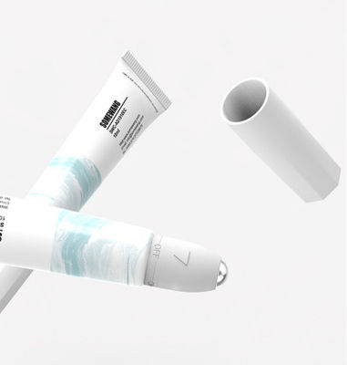 petit pain simple en plastique de 35ml 50ml 100ml sur l'emballage de cosmétiques de soins de la peau de tubes