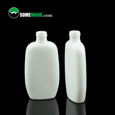La bouteille plate 100ml 138ml 200ml de PE a adapté la bouteille aux besoins du client cosmétique
